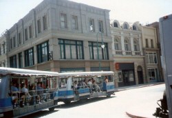 Tram entering Courthouse Square in 2015, in 1989