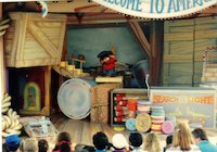 A tiny Fievel alone on stage (photo by Russ Glasson, 1990) - Click to enlarge A tiny Fievel alone on stage (photo by Russ Glasson, 1990)
