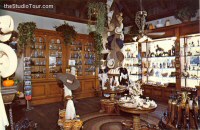 Gift Shop - Womphoppers (postcard, 1981)