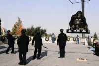 Actors posing as policemen watch as the 6000 pound, 20 foot gorilla is lowered into position (December 14 2005 - AP photo by Nick Ut, from the Chicago Tribune)