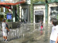 Abercrombie & Fitch and walk-through fountain, September 2006