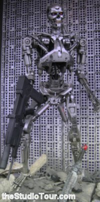 Terminator model outside the attraction (with Conan prop sword at his feet), April 2006