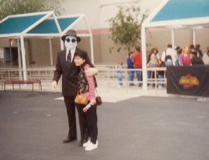 The Invisible Man and a USH visitor in the early 1990s, seen on the Lower Lot next to the tram station. Photo courtesy Christian Beana. - Click to enlarge The Invisible Man and a USH visitor in the early 1990s, seen on the Lower Lot next to the tram station.
Photo courtesy Christian Beana.