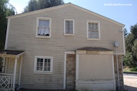 14 - (c) April 2010 - theStudioTour.com - click to enlarge Colonial Street - Old Paramount House above Falls Lake - 14 - (c) April 2010 - theStudioTour.com
