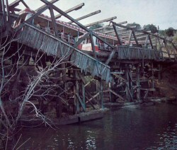 A GlamorTram in 'distress' on the bridge (from Inside Universal Studios, 1976) A GlamorTram in 'distress' on the bridge (from Inside Universal Studios, 1976)