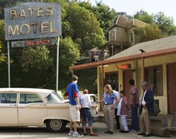 Exploring the Bates Motel on foot - only possible on the VIP Experience (photo (c) Universal Studios)