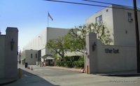 4 - Main entrance and Art Department building on the right (theStudioTour.com - September 2008) - click to enlarge Warner Hollywood Studio - 4 - Main entrance and Art Department building on the right (theStudioTour.com - September 2008)