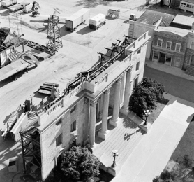 USH_Backlot_Courthouse_Square_life