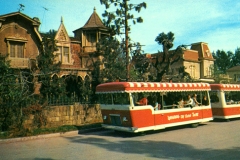 USH_Backlot_Colonial_Munster2